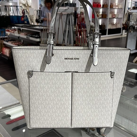 MICHAEL KORS OUTLET
Jet Set Medium Logo Pocket Tote Bag
Optic White/Silver 
NWT - Picture 8 of 16